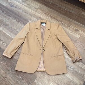 Vintage SAG HARBOR blazer excellent condition. Read description